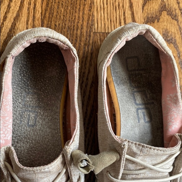 Lightweight tan women’s Hey Dude Wendy chambray slip on shoes, size 8. Great con - Picture 3 of 16